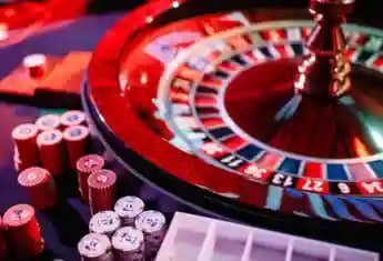 Studio live casino sedaptoto dengan dealer profesional dan multi-kamera berkualitas tinggi